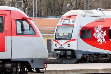 geležinkelio stoties ir traukinių vaizdas