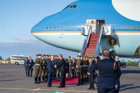 Air Force One ir prezidento lėktuvas kontekste iliustracija