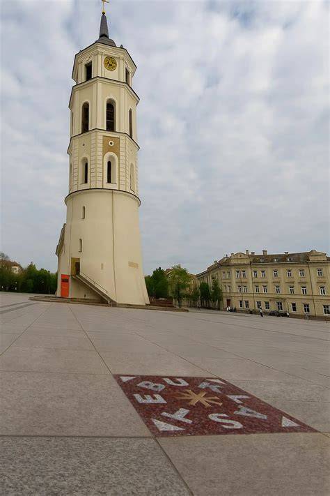 Vilniaus Katedros aikštė ir Stebuklo plytelė