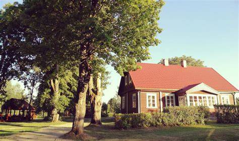 pirtis sodyboje nuotrauka tarp gamtos