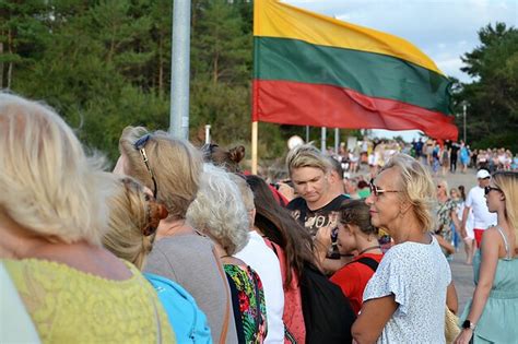 Keliaujantys liudininkai Palangoje - žmonės stebi paieškas