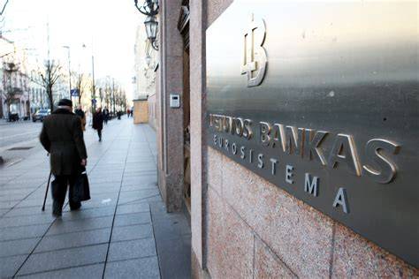 Infrastruktūros įmonė logotipas ir komanda darbe