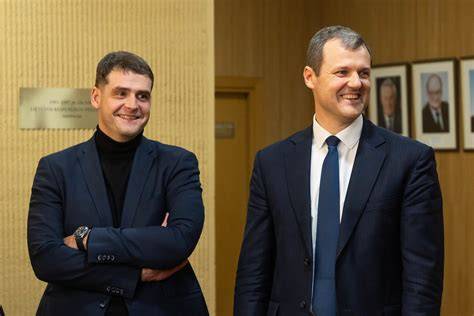 politikas ir kortelė ant atlapo