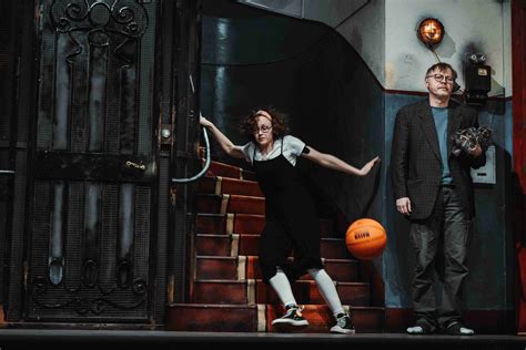 Juodų šviesų teatro fragmentas