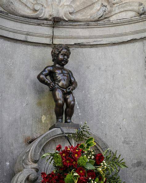 Manneken Pis ir Jeanneke Pis statulos Briuselio senamiestyje