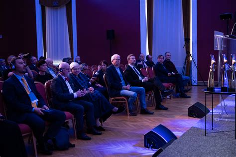 apdovanojimų ir forumų scena