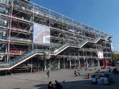 Centras Pompidou iš išorės vakare