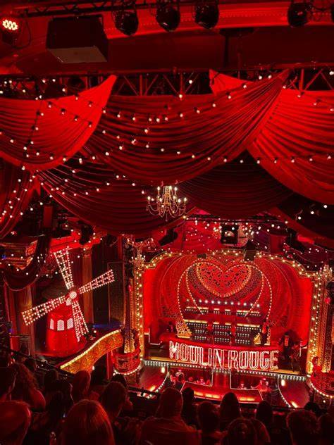 Moulin Rouge bohemos atmosfera (5 words)