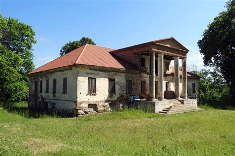Daugiasluoksnės dvaro architektūros fragmentai