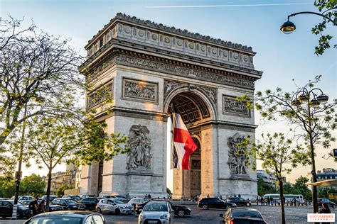 Infographic: Paris near Arc de Triomphe and Champs-Élysées
