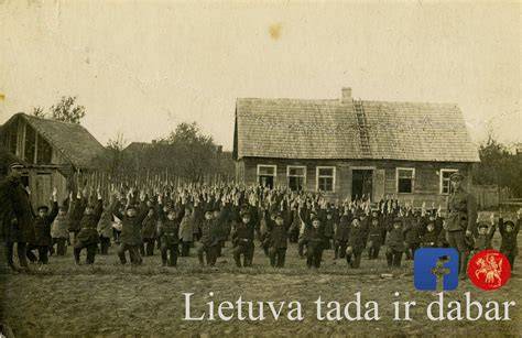 Kompiliuoti 1944 m. aerofotografiniai vaizdai palyginti su šiuolaikiniais