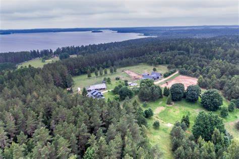 nuostabi ežero panorama virš sodybos