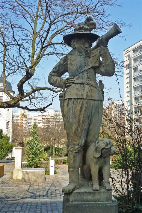 bernžanic su šunimi skulptūra kruiziniu terminale