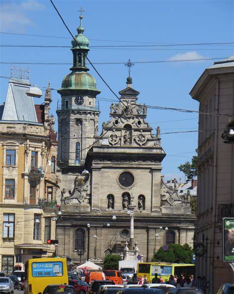 bažnyčios vidus su altoriais