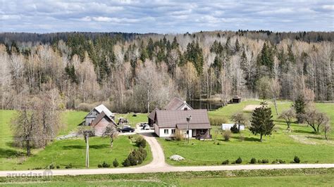 nuotrauka užmiesčio sodybos kraštovaizdžio
