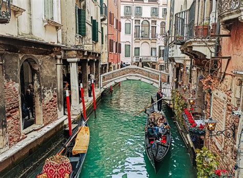 Venecijos kanalas ir gondolos panorama