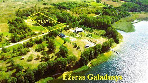 Žemės ūkio sodybos ir ežero panorama