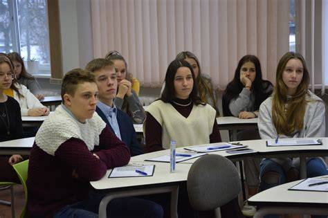 palangos gimnazijos mokytojai ir mokiniai (klasėse)